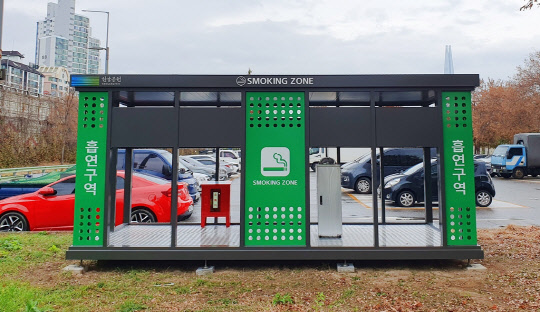 한강공원에 설치된 흡연부스.  <사진=서울시>